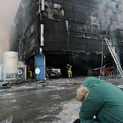 Sörjande utanför den brandhärjade byggnaden i Jecheon. Arkivbild.