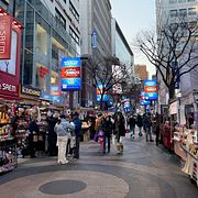 Shoppinggata i Seoul. Illustrationsbild.