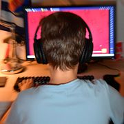 Ett barn framför en datorskärm i ett helt annat sammanhang.