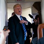 Donald Trump talar med reportrar ombord på Air Force One i veckan