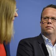 Arbetsmarknadsmarknadsminister Ylva Johansson (S), teknikföretagens förhandlingschef Anders Weihe (C) och företrädare för arbetsmarknadens parter presenterar en överenskommelse om etableringsjobb för nyanlända på en pressträff i Rosenbad på måndagen