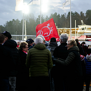Stora valla i Degerfors är snötäckt under morgonen – några timmar innan allsvenskan 2026 ska inledas.