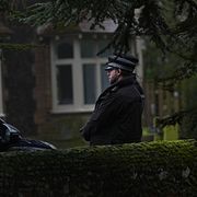 Poliser utanför Andrews hem i Sandringham där han greps.