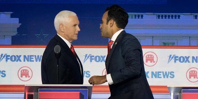 Mike Pence och Vivek Ramaswamy under debatten. Morry Gash / AP