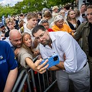 Sverigedemokraternas partiledare Jimmie Åkesson (SD) är med på selfies och bilder efter att han hållit tal på Limhamns torg i Malmö under partiets pågående Sverigeturné i helgen.