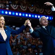 Kamala Harris och Tim Walz i Philadelphia på tisdagen.