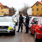 Polis i området där en explosion inträffade vid ett flerfamiljshus på Hisingen i Göteborg någon gång under natten mot lördagen.