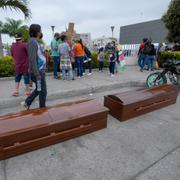 Kistor och anhöriga utanför fängelset i Guayaquil i Ecuador. 