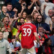 McTominay jublar med supportrarna. 