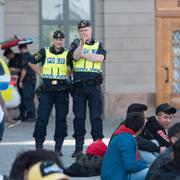 Polis på plats vid demonstrationen vid Mynttorget i Stockholm.