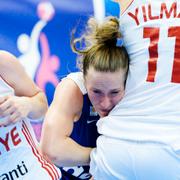 Sveriges Frida Eldebrink mot Turkiets Esmeral Tuncluer (tv) och Nevirye Yilamz i gruppspelsmatchen Turkiet-Sverige i Palais des Sports.
