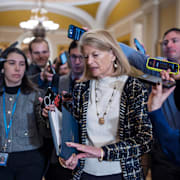 Senatorn Lisa Murkowski möter pressen i kongressen under hot om delvis nedstängning av USA:s regering.