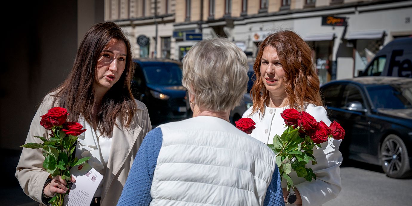 Aida Hadzialic (S), finansregionråd i Region Stockholm (till vänster) under valkampanjen.