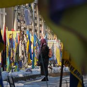 Kvinna vid minnesplats för soldater i Kyiv.