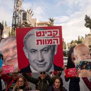 Demonstration med bilder av flera gisslantagna Israeler och i mitten Benjamin Netanyahu med texten ”dödskabinettet”, utanför Netanyahus hem i Jerusalem, Israel den 18 november 2024.