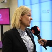 Socialdemokraternas partiledare Magdalena Andersson (S) efter pressträff på måndagen, där hon presenterade åtgärder mot höga elpriser.