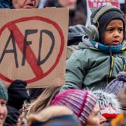 Demonstrationer i Frankfurt på lördagen. Budskapat var: ”försvara demokratin”.