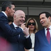 Fifa-presidenten Gianni Infantino – i mitten – minglar runt med Paraguays president Santiago Pena och USA:s utrikesminister Marco Rubio.