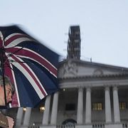 Storbrittaniens flagga på ett paraply framför Bank of England