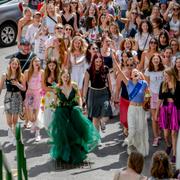 Taylor Swift-fans dansar och sjunger vid en manifestation i Wien under lördagen. 