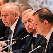 Den ryska delegationen på mötet, som bland annat består av Putins rådgivare, Vladimir Medinskij.