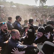 Ultraortodoxa judar demonstrerar mot fängslandet av ortodoxa vapenvägrare i Kfar Yona i Israel. Bilden togs i juni.