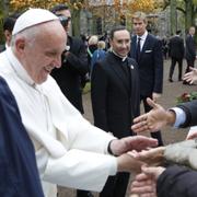 Påve Franciskus hälsar på åskådare vid Kungshuset i Lund.