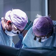 Kirurger på ett sjukhus i Oslo opererar i oktober 2024. Bilden har ingen koppling till innehållet i artikeln.