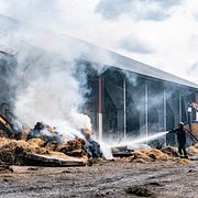 Bilden visar släckningsarbetet under en brand i Björkeröd i juli 2021. Den har ingen koppling till innehållet i artikeln.