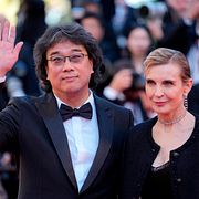 Bong Joon Ho och Mélita Toscan du Plantier på filmfestivalen i Cannes.