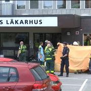 En kvinna dog och två andra skadades efter att en äldre förare körde in i fotgängare utanför en vårdcentral i södra Stockholm på tisdagen.