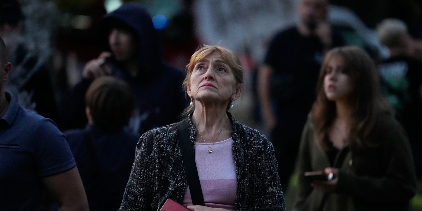 Människor i Kyiv efter en rysk drönarattack tidigare i veckan.
