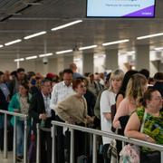 Väntande passagerare på Schiphol.