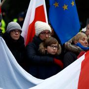 Demonstranter utanför Polens parlament, 17 december 2016.