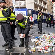 Brittisk polis i London häller ut öl i samband med VM-finalen mellan Spanien och England 2024. Matchen spelades i Berlin.