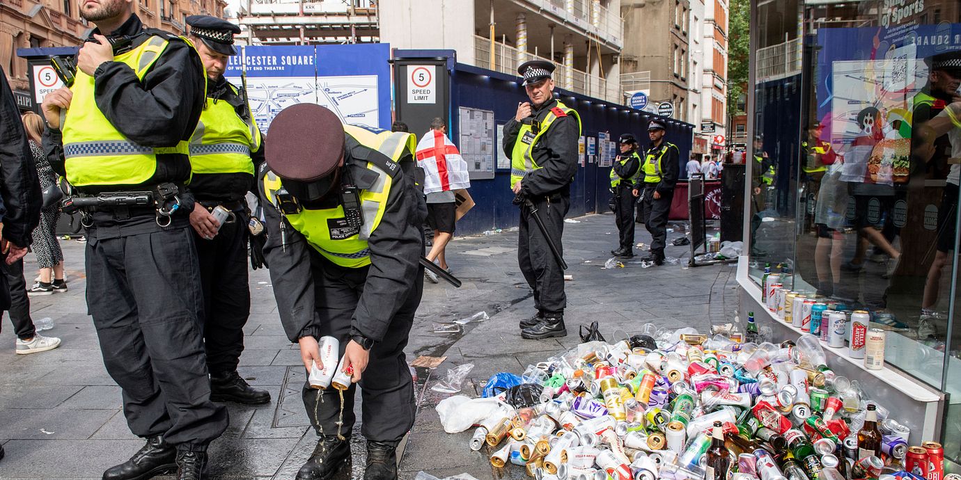 Brittisk polis i London häller ut öl i samband med VM-finalen mellan Spanien och England 2024. Matchen spelades i Berlin.