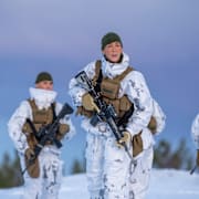 Norska soldater i Kirkenes testar försvaret nya uniformer. 