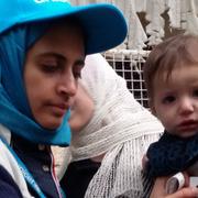 Arkivbild från 14 januari: En Unicef-arbetare hjälper en undernärd flicka i Madaya.