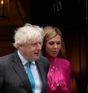 Boris Johnson och hustrun Carrie Johnson. Kirsty Wigglesworth / AP