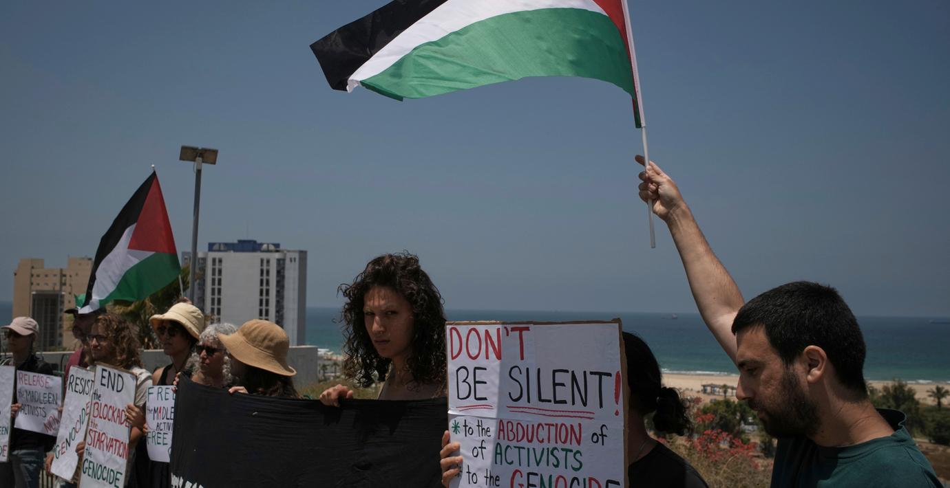 Demonstranter var på plats i kuststaden Ashdod dit fartyget Madleen bärgades. 