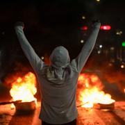 En demonstrant i Venezuelas huvudstad Caracas på måndagen.