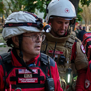 Sjukvårdare i Gaza och i Ukraina. En ambulans som förstörts i Libanon.