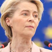 Ursula von der Leyen är under politisk press från EU-parlamentet, som är mer polariserat än någonsin. Samtidigt kritiseras hon för att styra EU-kommissionen på ett auktoritärt sätt. 