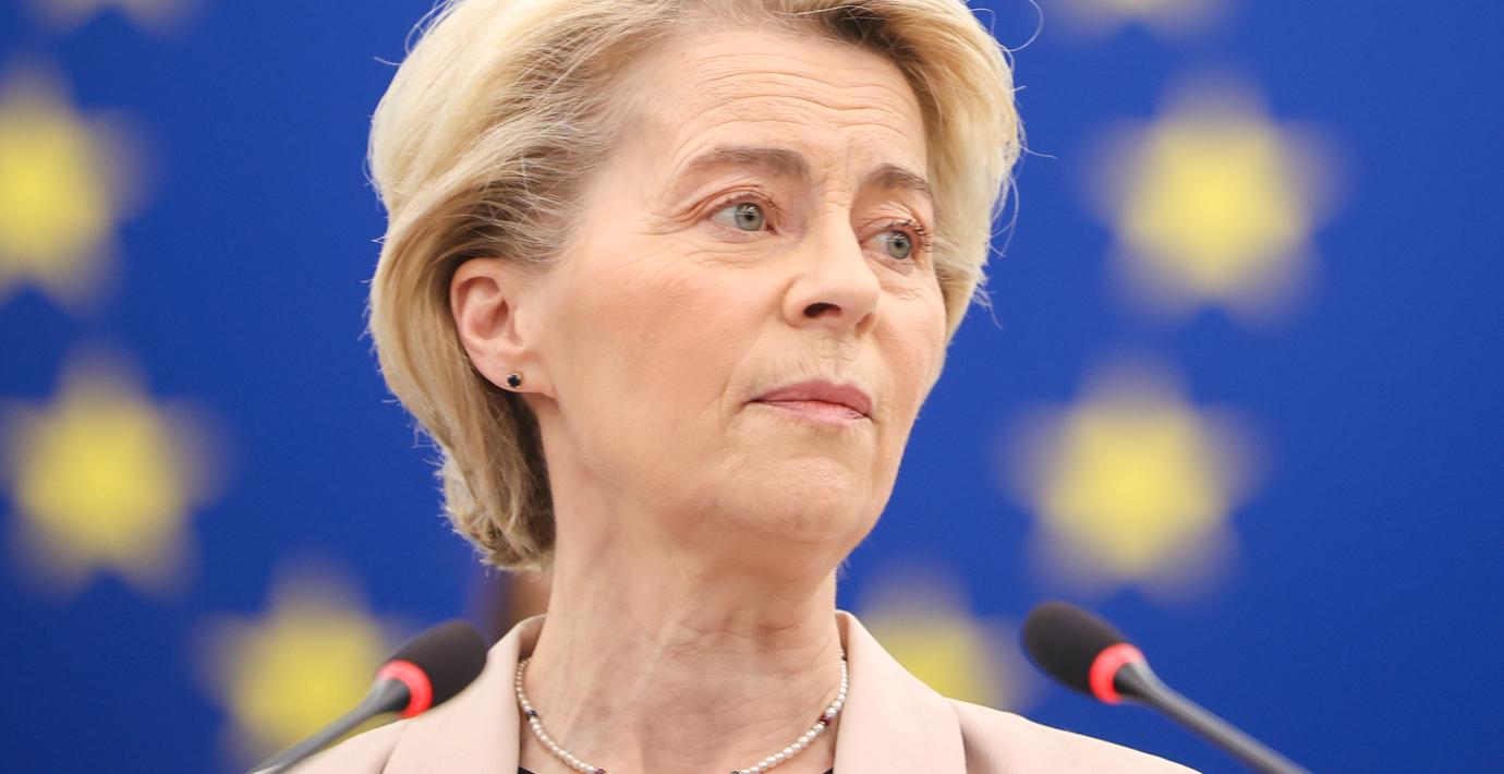 Ursula von der Leyen är under politisk press från EU-parlamentet, som är mer polariserat än någonsin. Samtidigt kritiseras hon för att styra EU-kommissionen på ett auktoritärt sätt. 