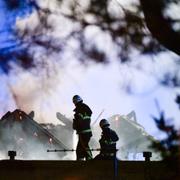 Räddningstjänsten på plats och arbetar att släcka branden i Halmstad.