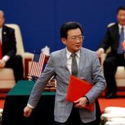 Shen Wei, vd för Vivo, på ceremonin där affärsuppgörelserna presenterades. I bakgrunden Donald Trump och Xi Jinping.