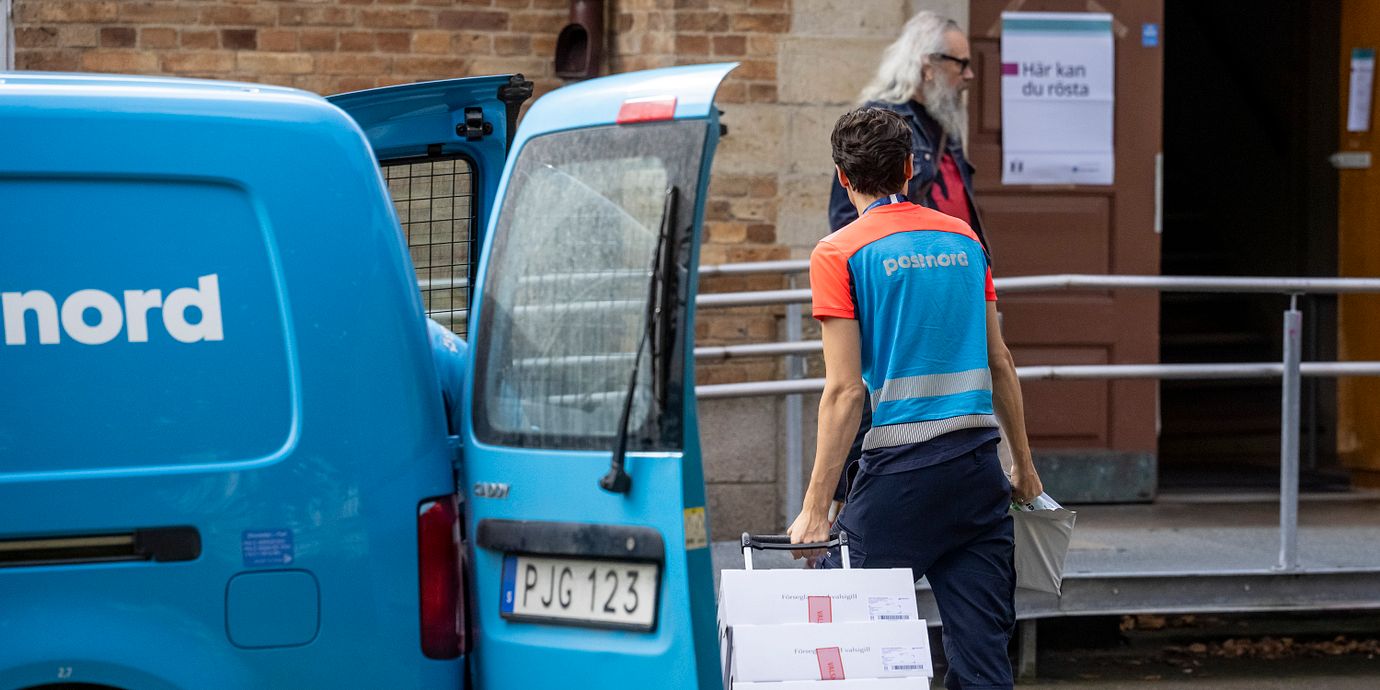 En Postnord-leverans av förtidsröster till en vallokal i Malmö den 13 september.