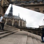 Illustrationsbild. Två män bär en spegel i trappan utanför Sainte Chapelle.