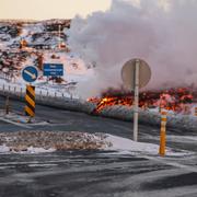 Lava rinner över en väg nära Grindavík.