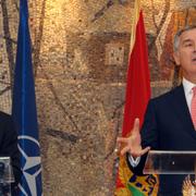 Jens Stoltenberg och Montenegros premiärminister Milo Djukanovic vid en gemensam presskonferens i juni i år.
